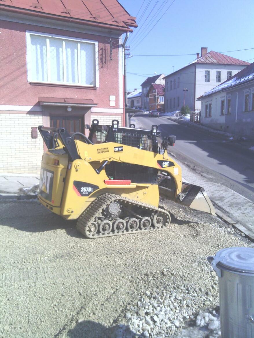 Re: Pásový smykem řízený nakladač.