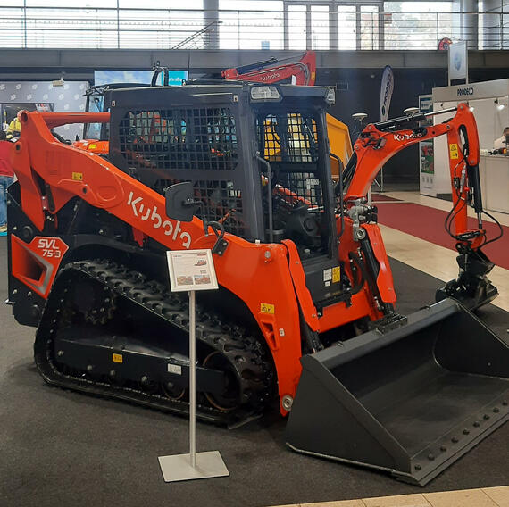 Re: Pásový smykem řízený nakladač.