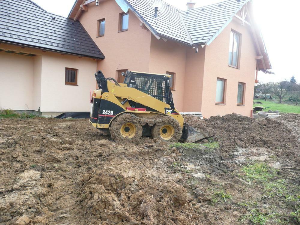 Re: Pásový smykem řízený nakladač.