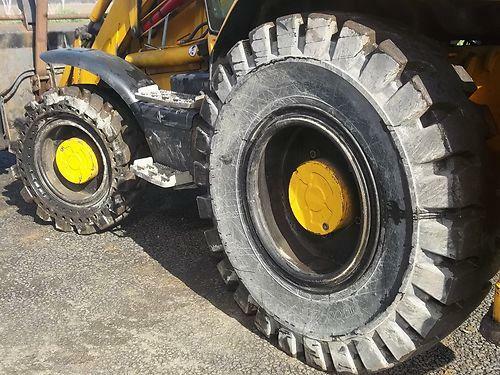 Plne gumy JCB 3cx