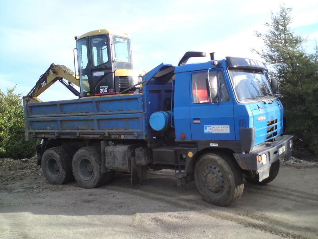 CAT 305CR na Tatře 815