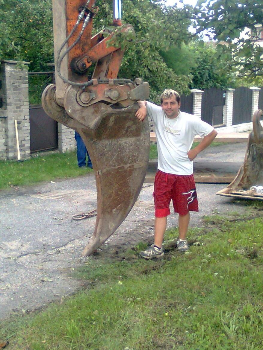 Ripper je na 20t Atlasu a váží 600 kg
