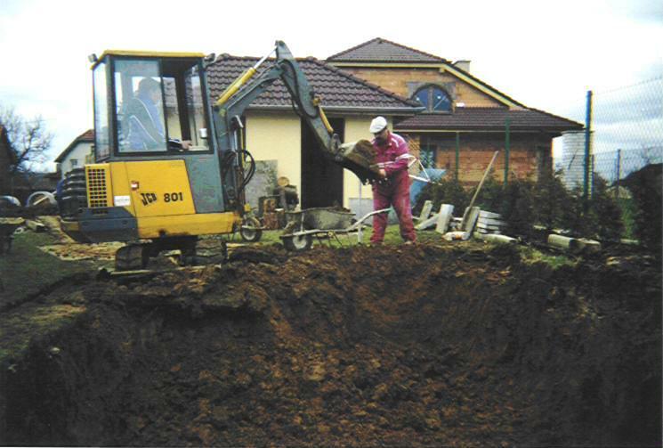 JCB 801 při výkopu bazénu