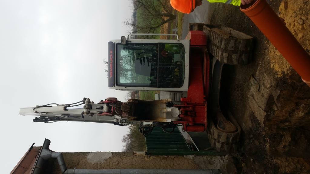 Re: Starší stroj Takeuchi tb153fr