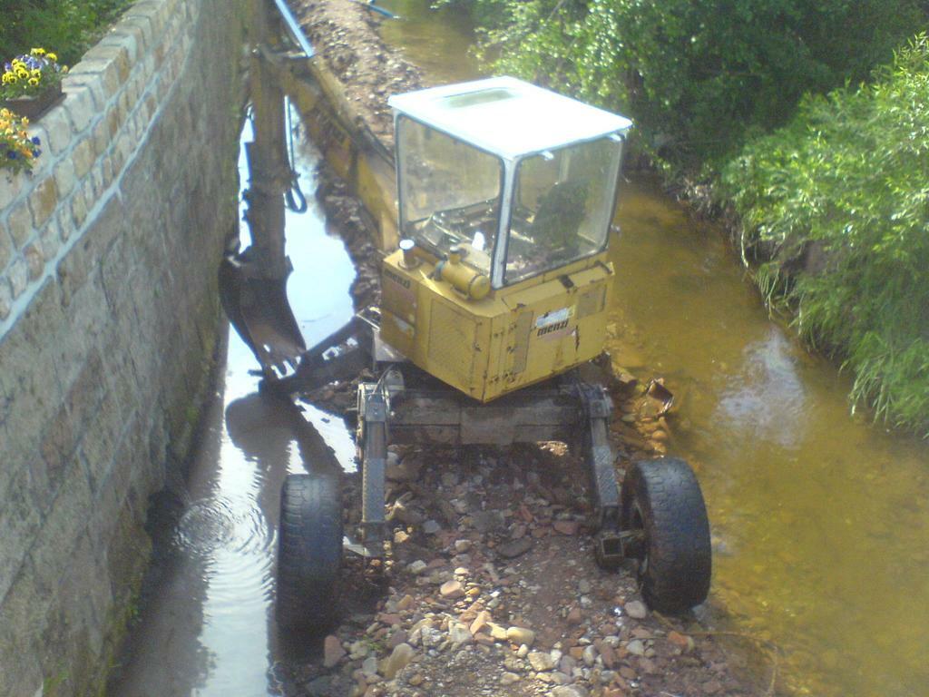 Stroje a bagry pro práci ve vodě tuzemské.