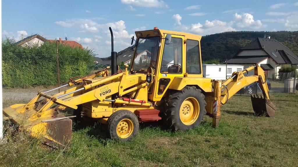 traktor bagr FORD 550
