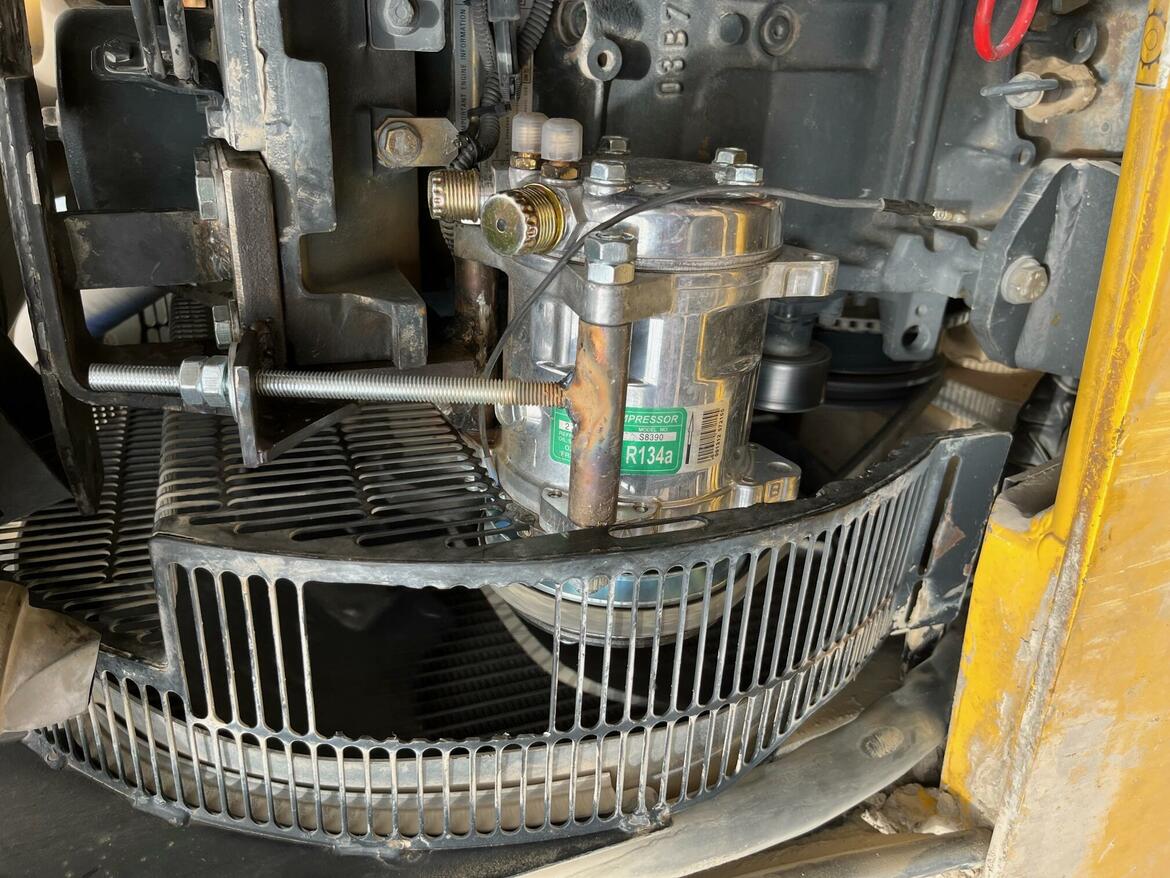 Re: Traktorbagr Komatsu WB93 R - klimatizace