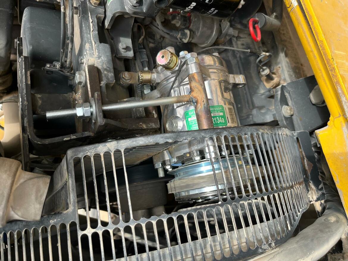 Re: Traktorbagr Komatsu WB93 R - klimatizace