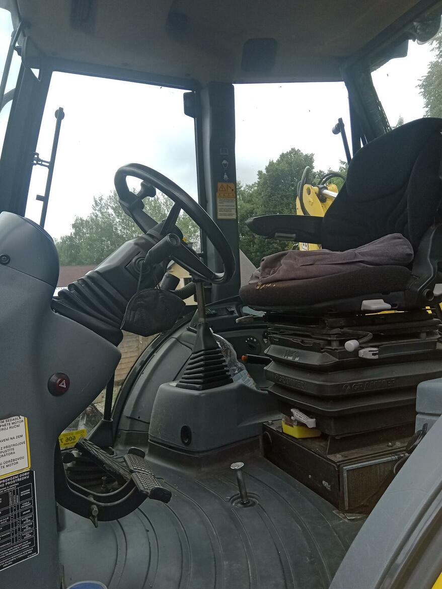 Traktorbagr NEW HOLLAND LB 110B