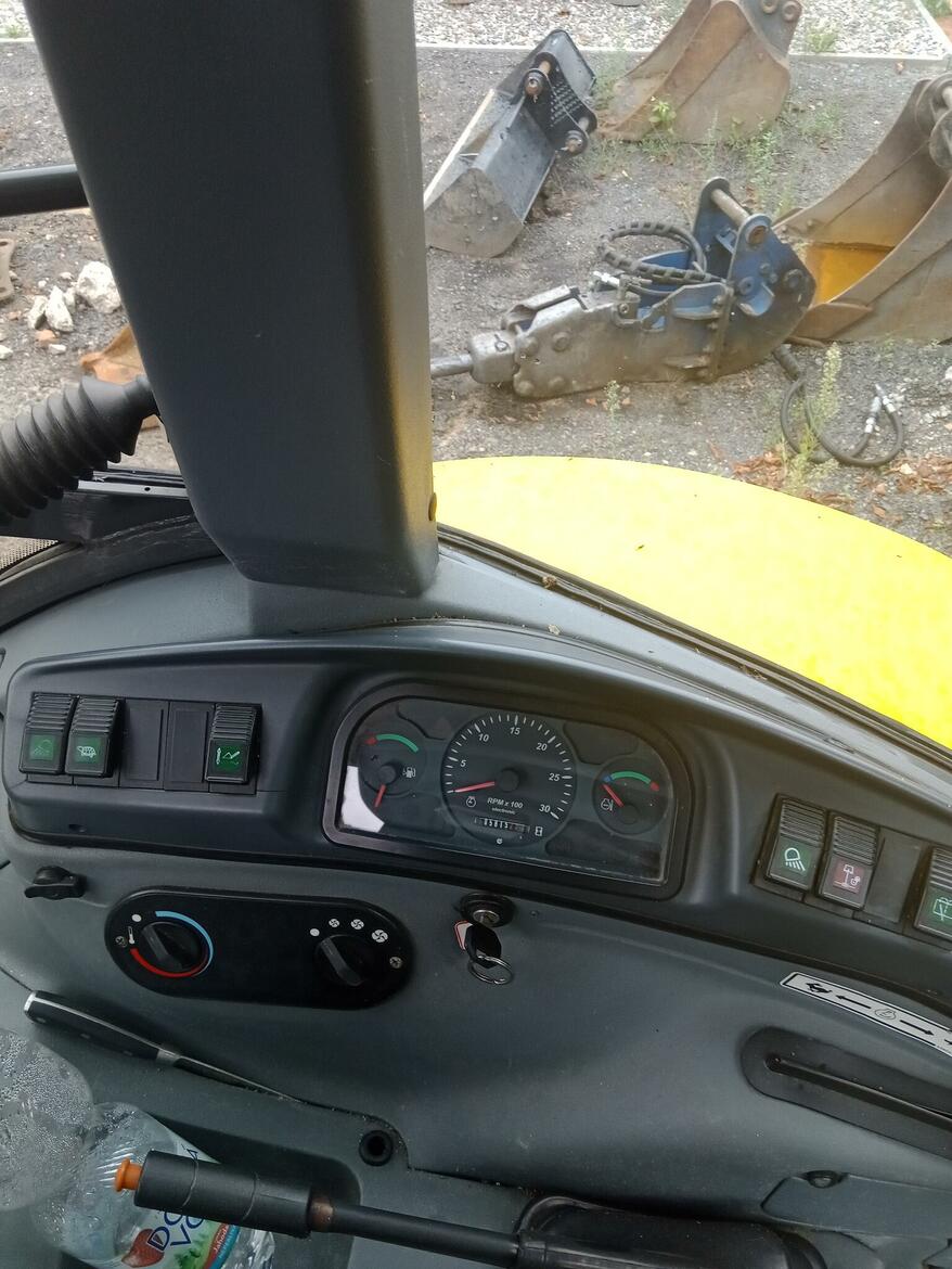 Traktorbagr NEW HOLLAND LB 110B