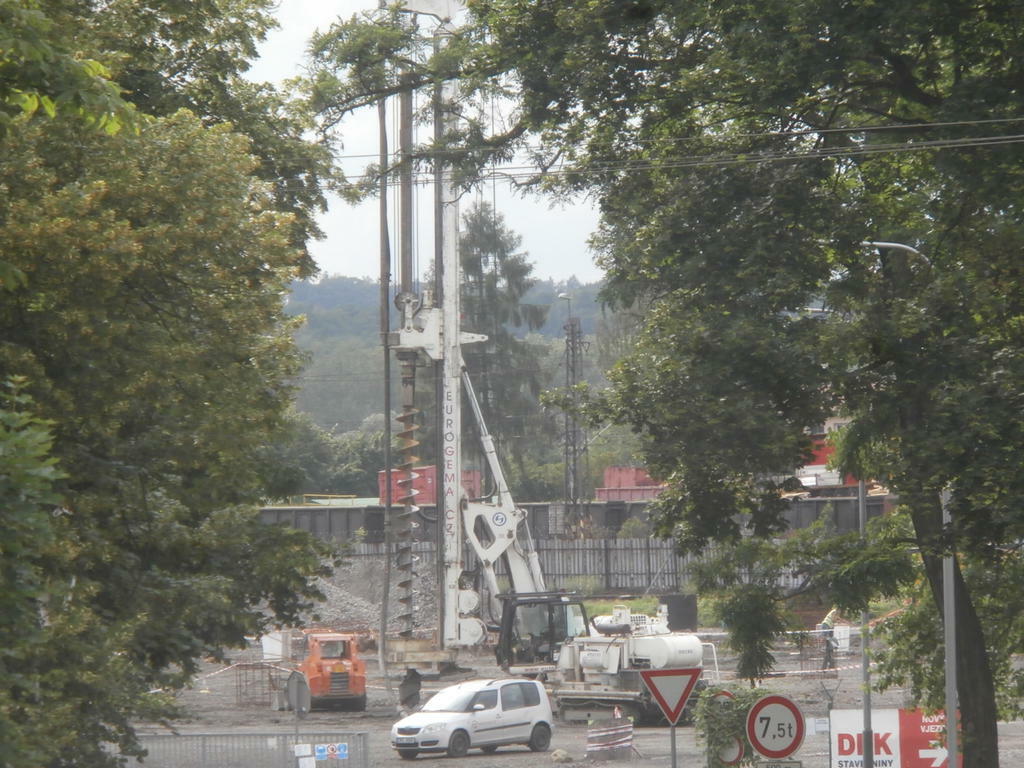 Re: vrtne soupravy,  stroje pro specialni zakla...