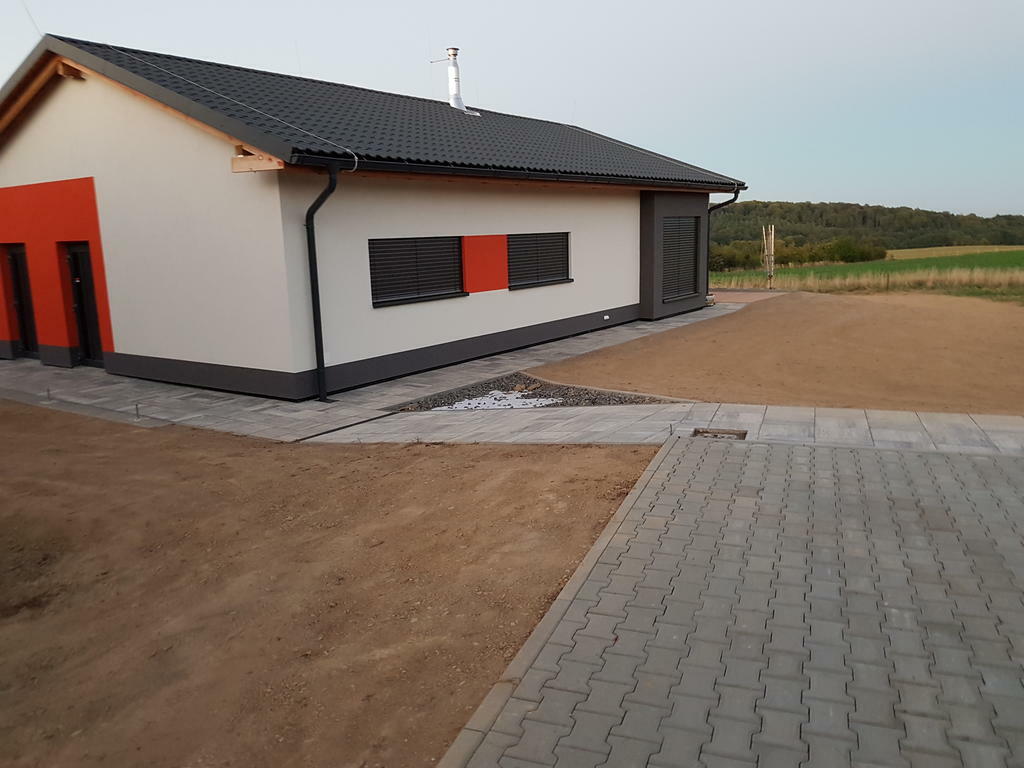 zahrady na klíč s trávníkem a terénky