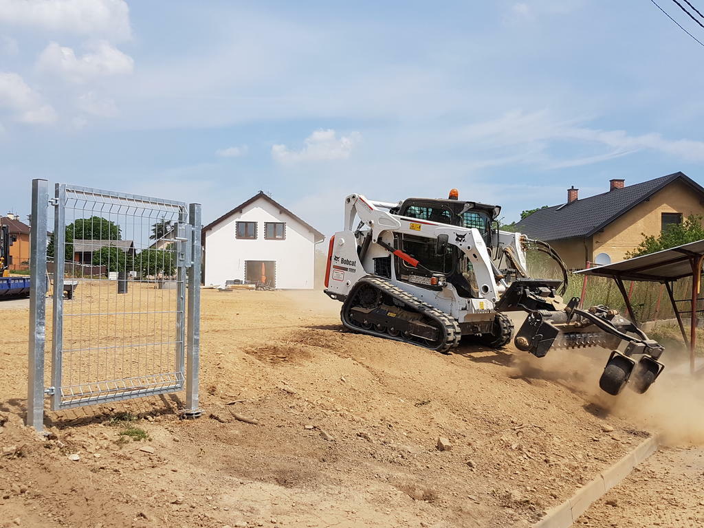 zahrady na klíč s trávníkem a terénky