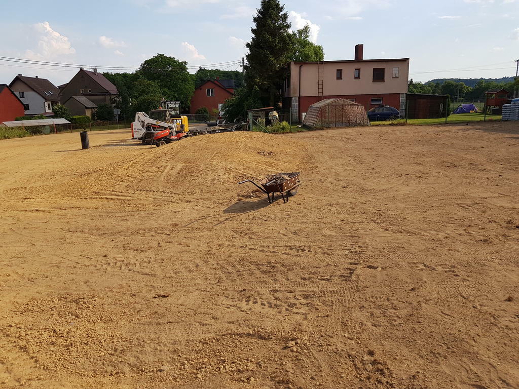 Re: zahrady na klíč s trávníkem a terénky