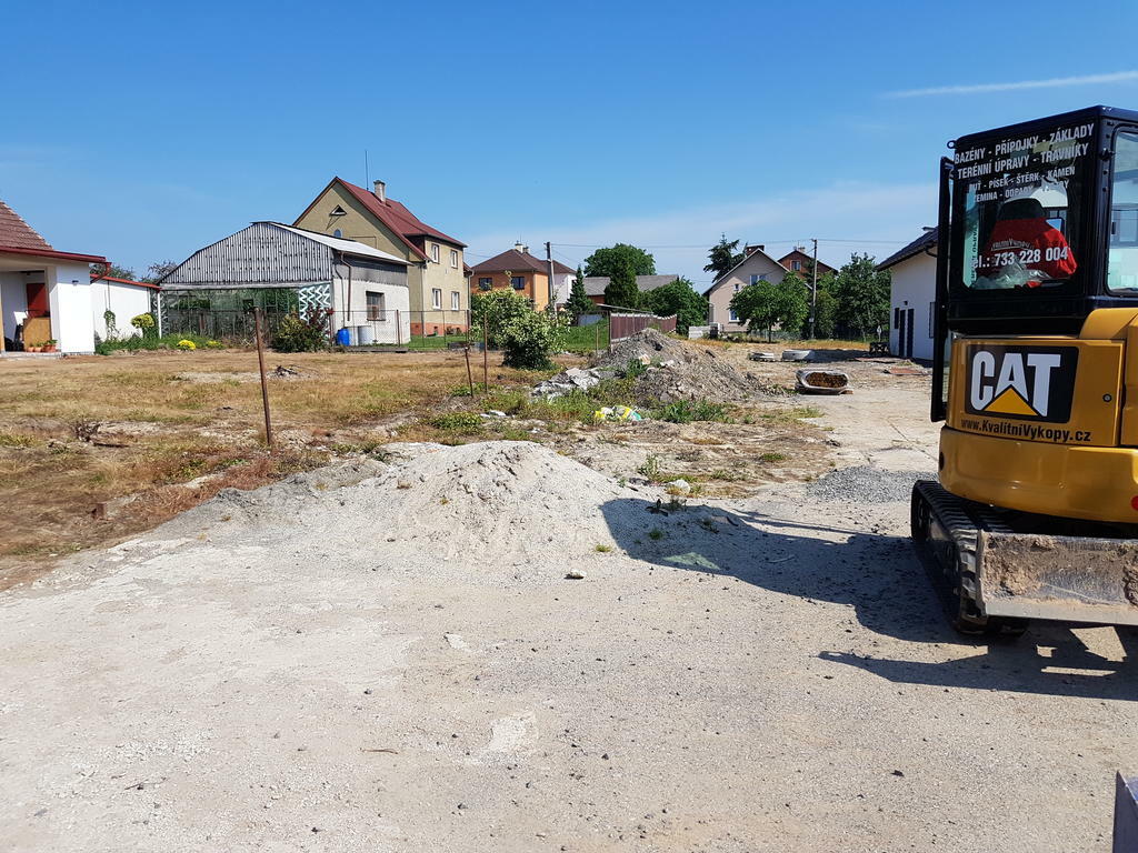 Re: zahrady na klíč s trávníkem a terénky