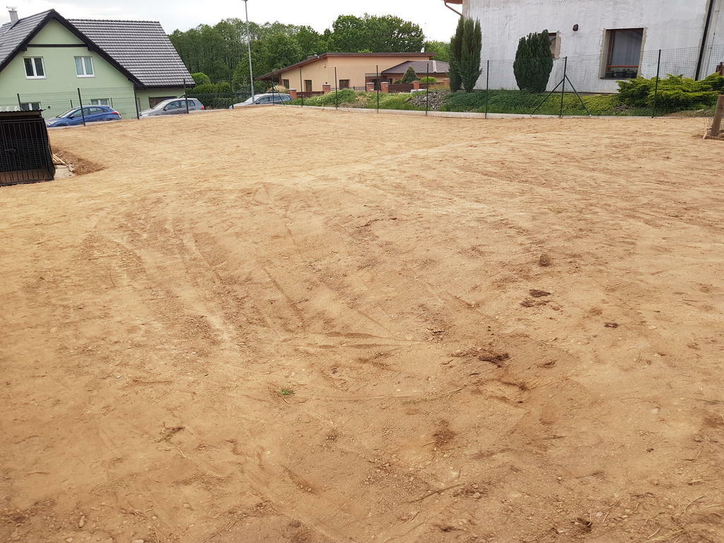 Re: zahrady na klíč s trávníkem a terénky