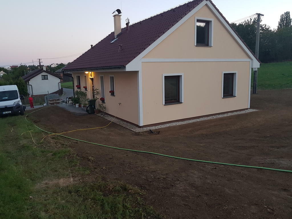 Re: zahrady na klíč s trávníkem a terénky