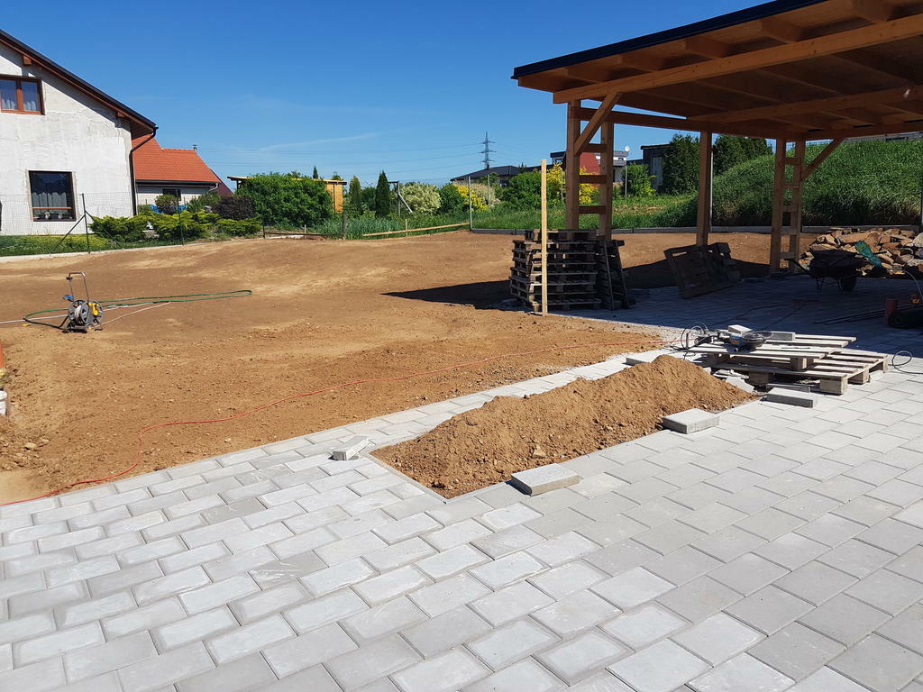 Re: zahrady na klíč s trávníkem a terénky