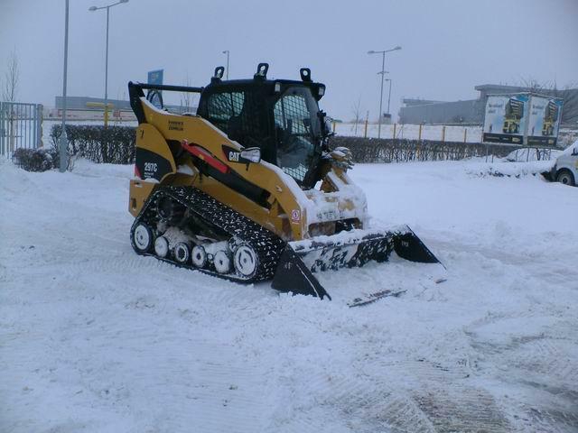 Caterpillar 297 C po odklizení sněhové nadílky