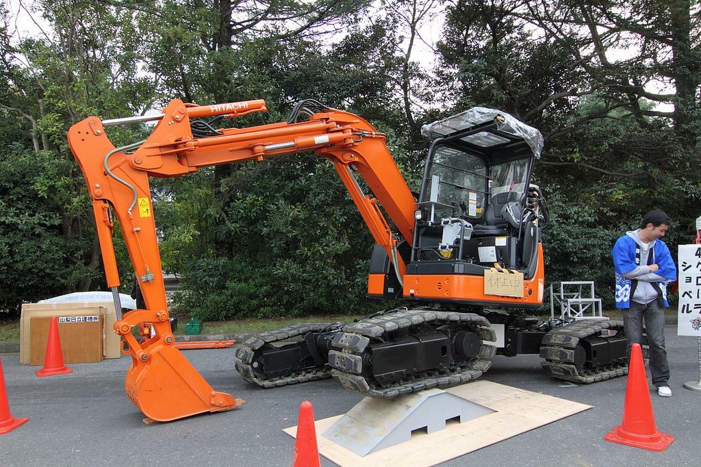 HITACHI