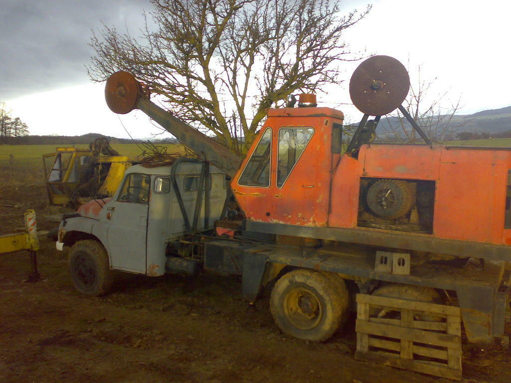 Lanový autobagr Tatra 138 z roku 1970, vzadu je ještě strojovna z autobagru na T111 (za informaci děkuji p. Kubešovi)