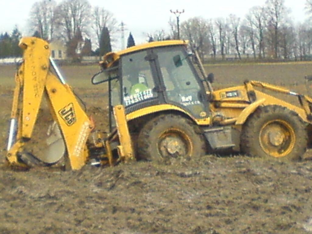 JCB 4CX Tak se stroj brodil bahnem a kopal rýhu