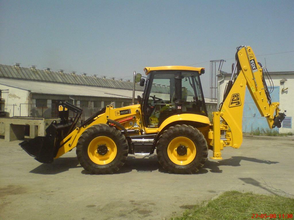 JCB 4CX v plné výbavě 