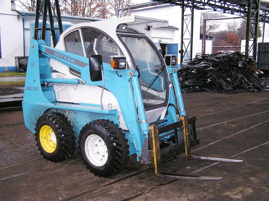 Jediný prototyp většího smykem řízeného nakladače Detvan UNC 082 z roku 2000
