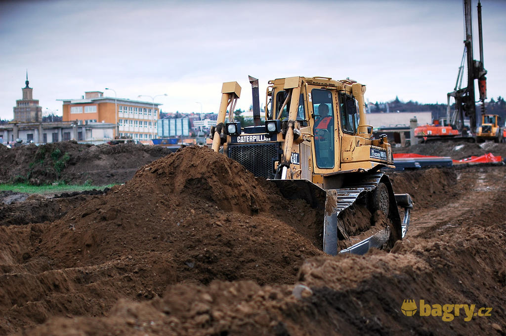 AAB_Pásový dozer Caterpillar D6H XL firmy Hochtief na pozadí hotelu International a vrtné soupravy