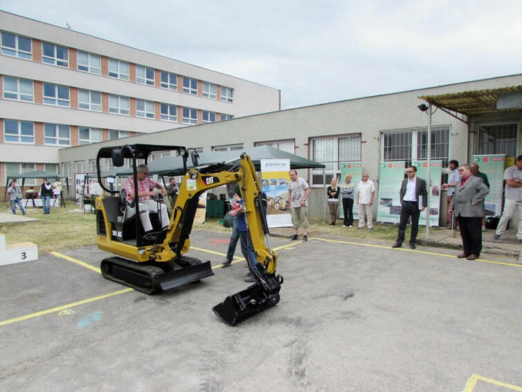 Cat 301.6C – nová pomůcka při výuce budoucích strojníků na dvoře školy SŠT Zelený pruh.