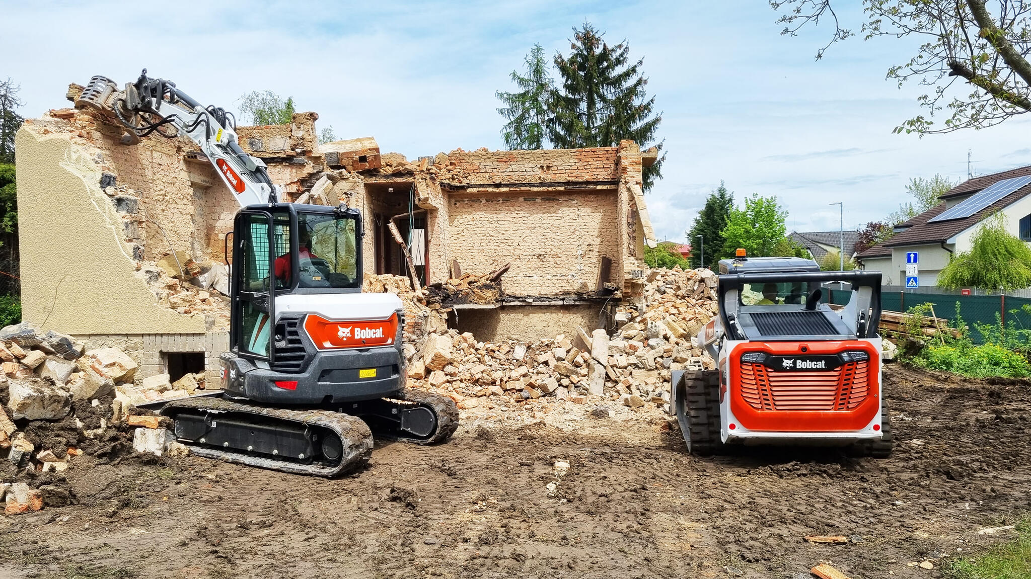 05. Demolice domu stroji Bobcat