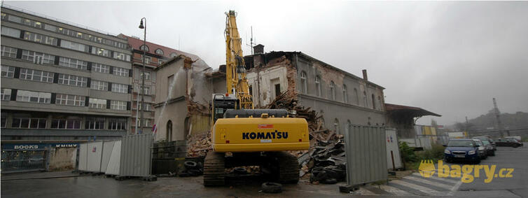 Komatsu PC350LC-8 HRD při demolici v ulici Na Florenci