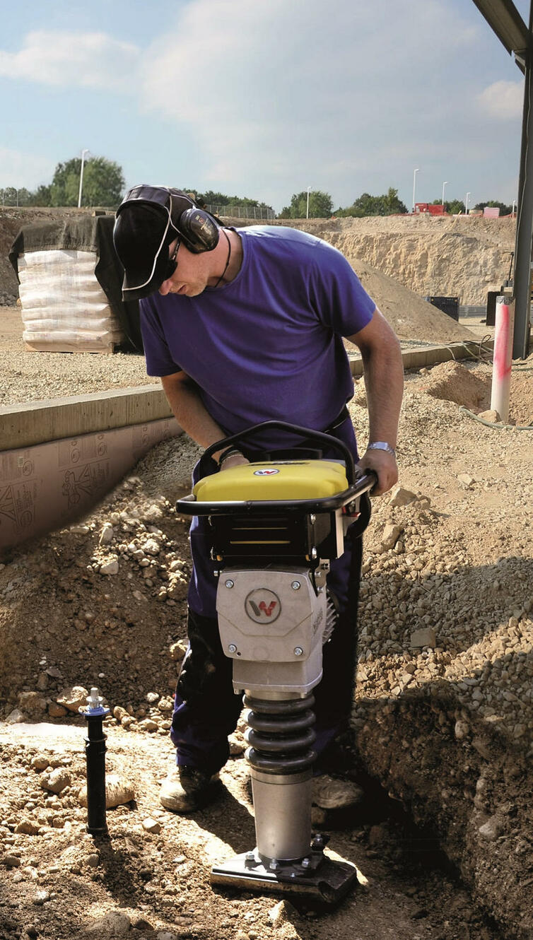 Akumulátorový pěch Wacker Neuson AS 50 v akci