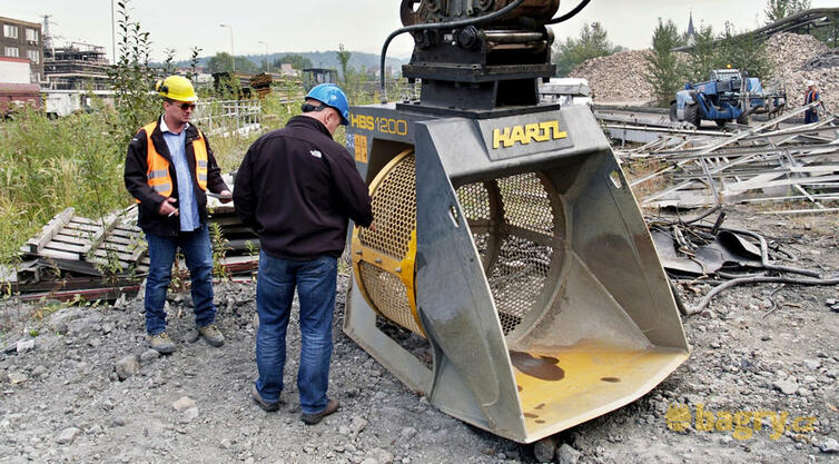 Jednatel společnosti AC Noka se zákazníkem u třídící lopaty Hartl HBS 1200