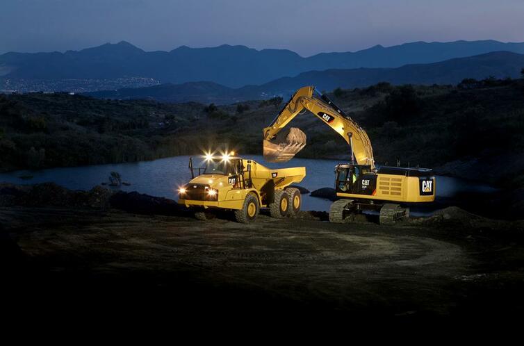 Jedním z magnetů na stánku bude i nové pásové rypadlo Cat® 352F XE