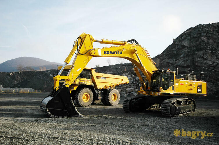 Pásové rypadlo Komatsu PC800-8 a dempr Komatsu HD 605-7