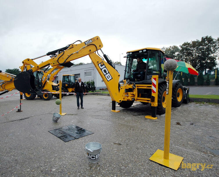 Soutěžní disciplína v rypadlonakladači JCB 4CX Eco