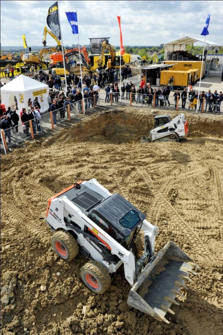 Ukázky strojů na veletrhu Intermat v roce 2012