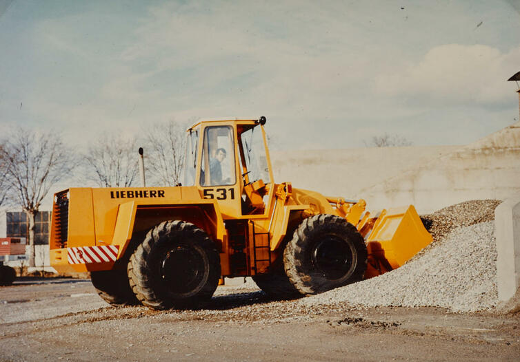 Milník č. 8 - Liebherr L 531