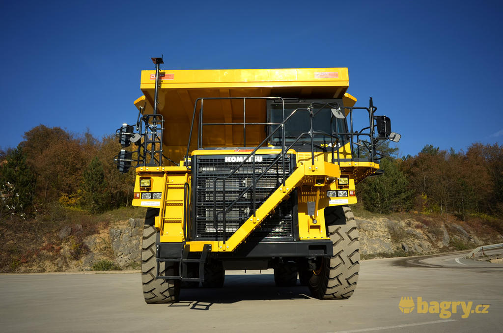 55tunový dempr Komatsu HD465-7 předán společnosti Českomoravský cement, a.s.