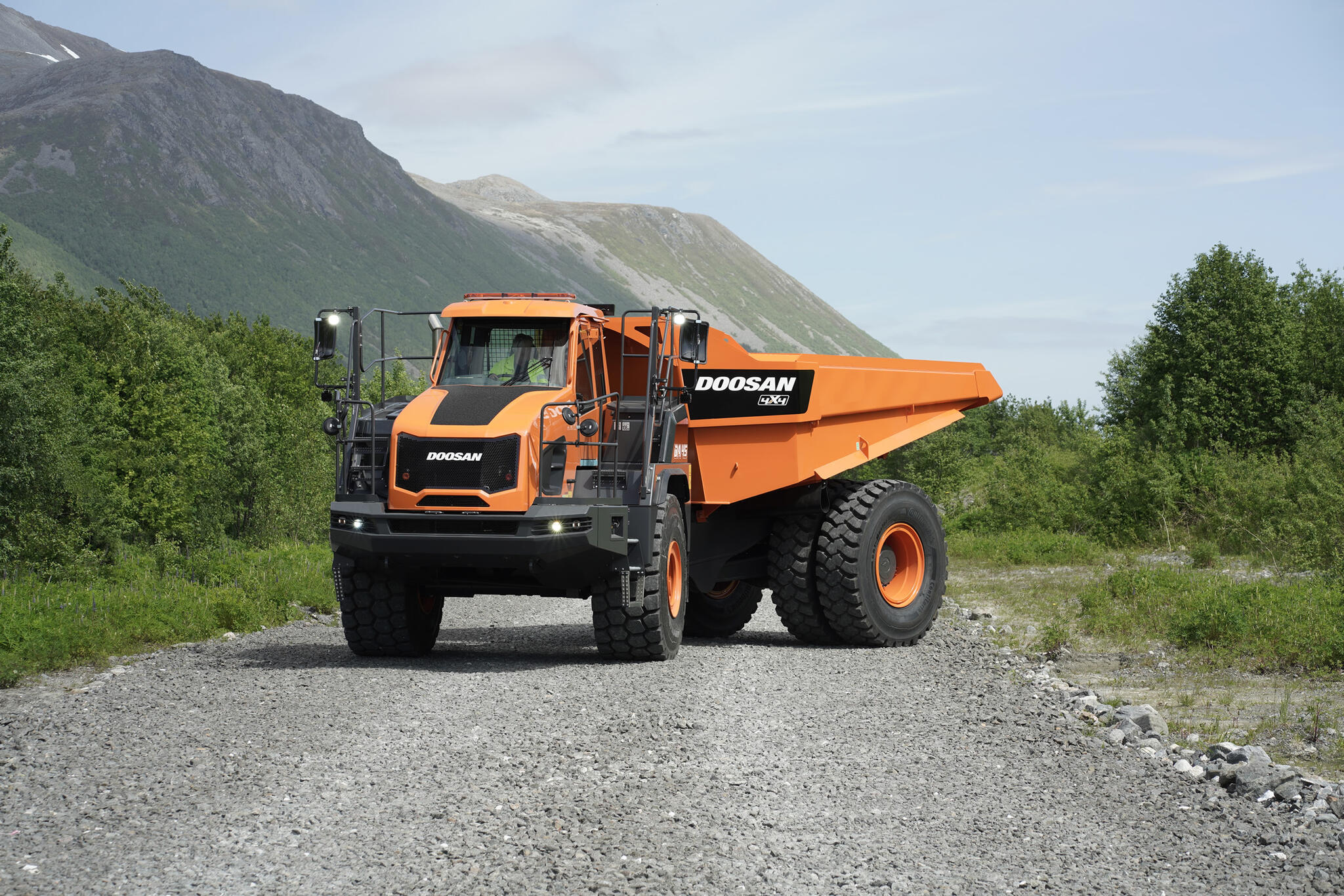 Bauma 2022:  Doosan uvede nový 4x4 kloubový sklápěč DA45-7