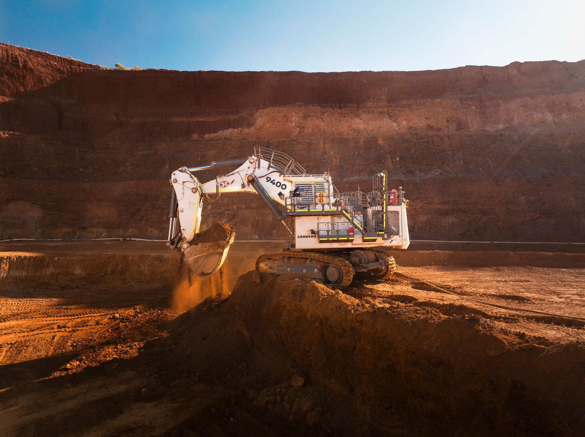 Elektrické pásové rypadlo Liebherr R 9400 Electric v Austrálii