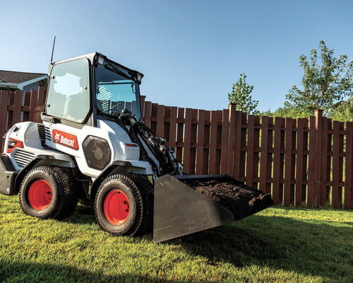Malý kloubový nakladač Bobcat L28