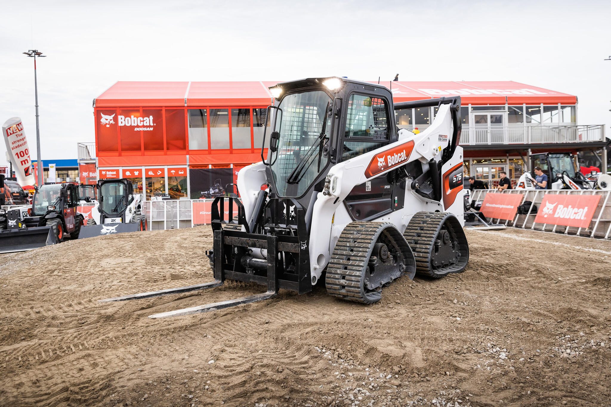 04. Bobcat S76