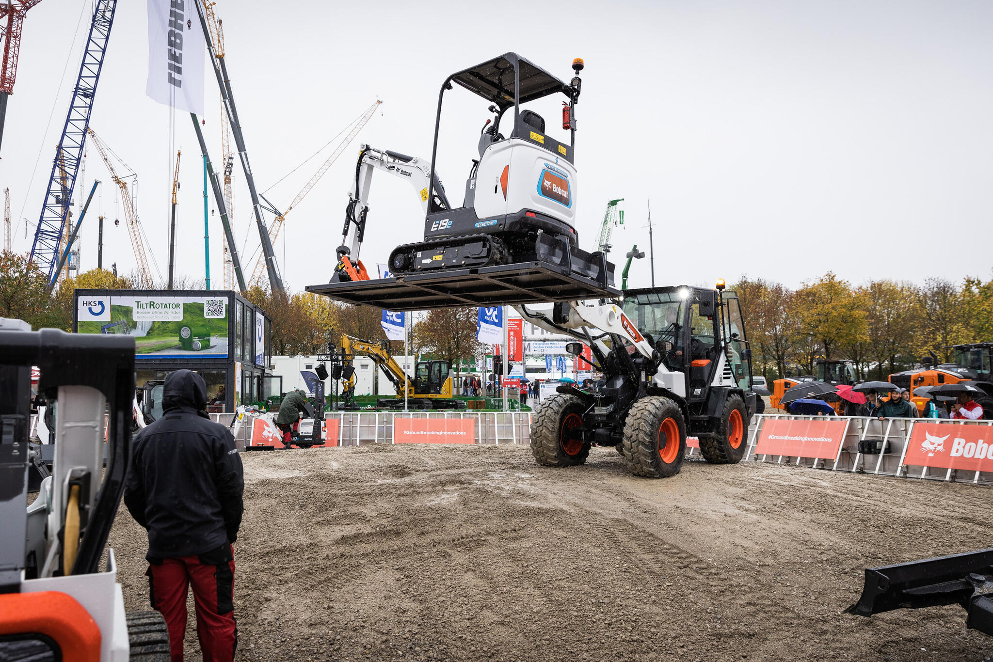 03. Bobcat E19e dosedá na demoplochu  na Baumě 2022