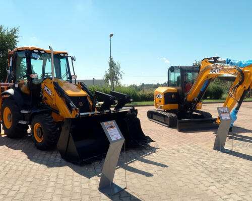 Rypadlonakladač JCB 3CX AEC a pásové rypadlo JCB 65R-1