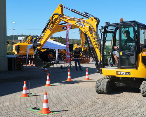 Soutěž strojníků s pásovým rypadlem JCB 65 R-1