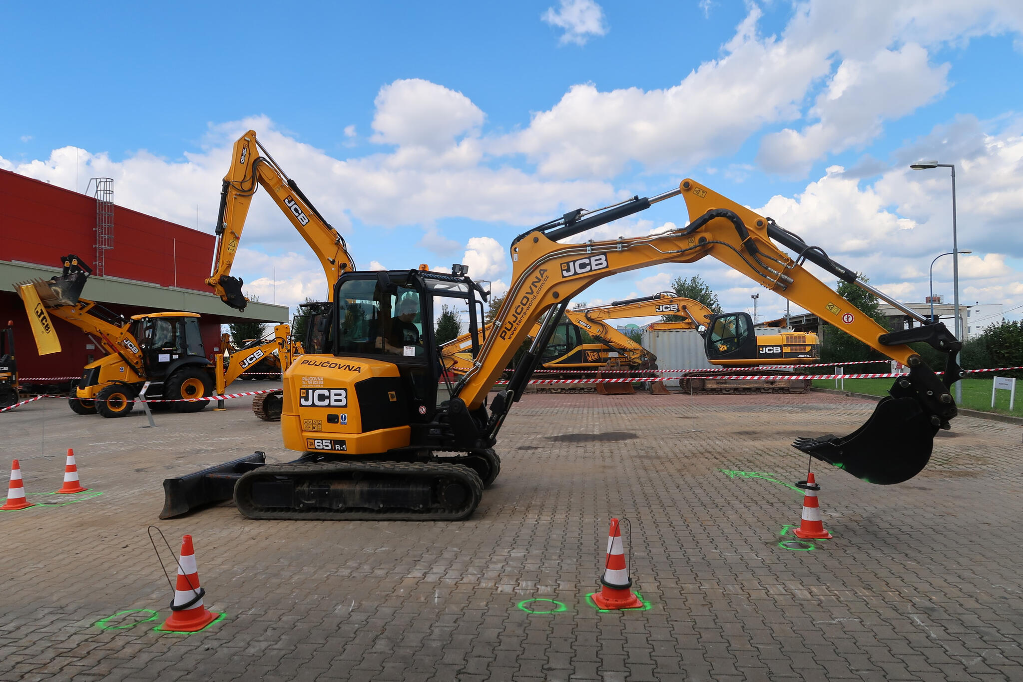 Soutěž strojníků s rypadlem JCB 65R-1