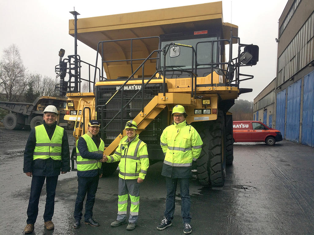 Do lomu v Prachovicích míří další stroj Komatsu, tentokrát dampr HD605-7EO