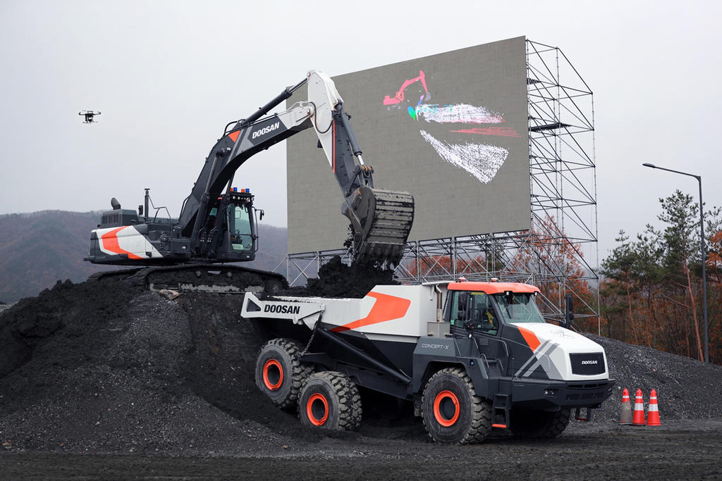 Doosan Concept X: Od průzkumu pomocí dronů k autonomnímu provozu strojů